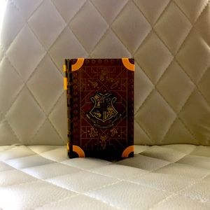 This is a Harry Potter lego set. “Hogwarts Moment: Herbology Class.